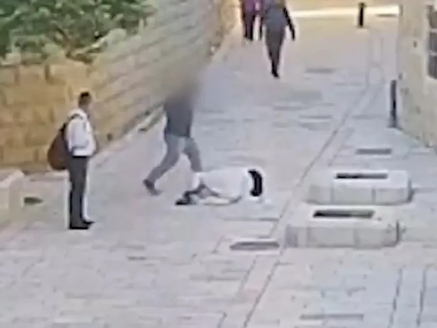 خوري رداً على نتنياهو: من يغلق كنيسة القيامة ويستهدف الكنائس والأراضي والوجود المسيحي لا يمكنه أن يدّعي حمايته