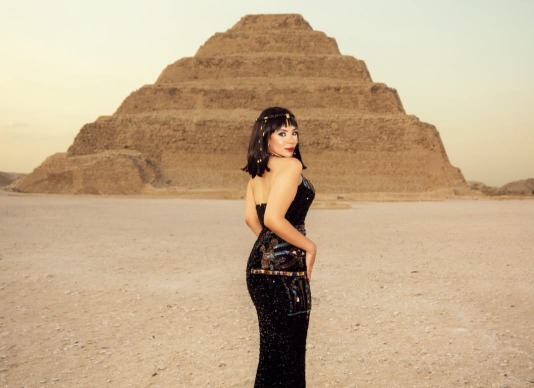 برفقة حارس مقبرة إخناتون.. إيرينا يسري ملكة جمال مصر تروّج للسياحة المصرية من سقارة