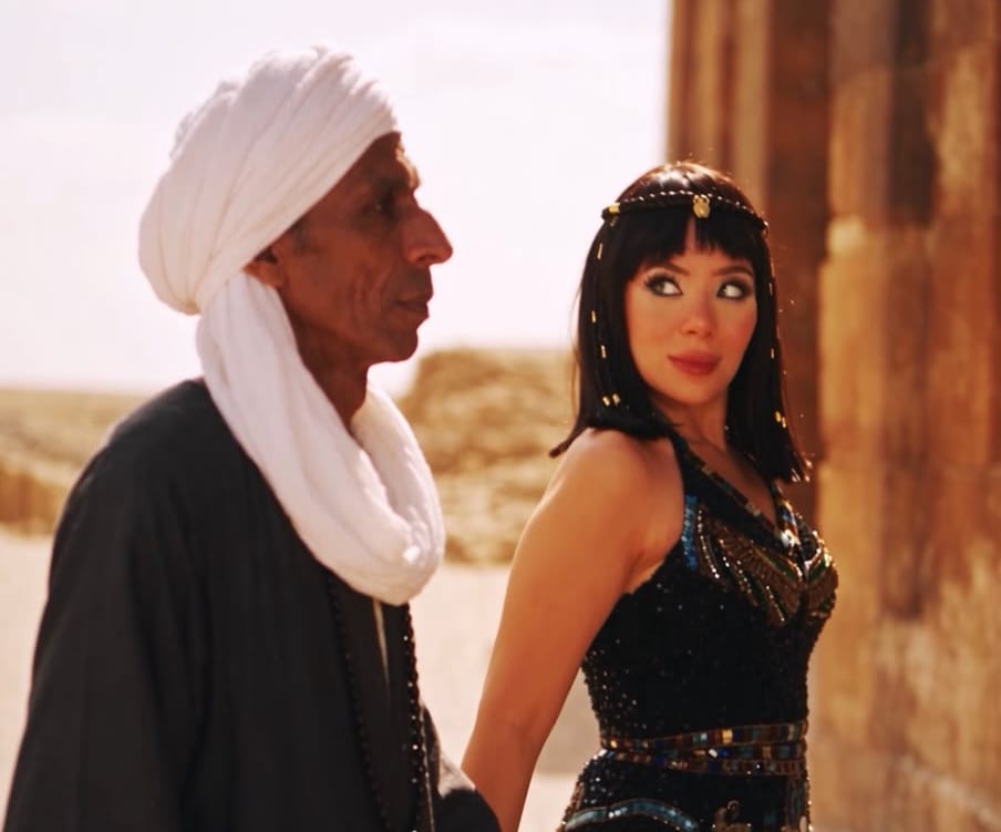 برفقة حارس مقبرة إخناتون.. إيرينا يسري ملكة جمال مصر تروّج للسياحة المصرية من سقارة
