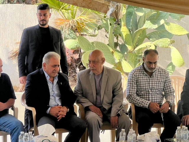 بتوجيهات من الرئيس عباس.. السفير الاسعد يعزي عائلة الشهيد احمد فاعور
