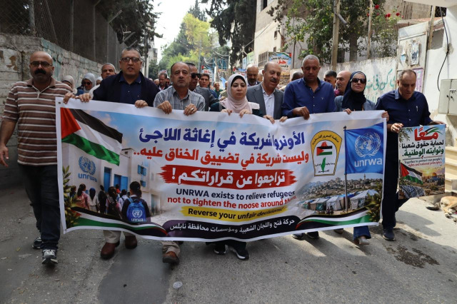 دائرة شؤون اللاجئين واللجان الشعبية في مخيمات نابلس تنظمان مؤتمراً صحفياً واعتصاماً حاشداً رفضاً لتقليص خدمات "الأونروا" وإغلاق مستشفى قلقيلية