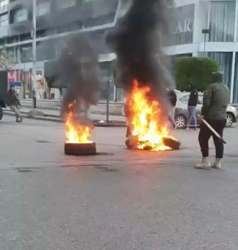 محتجون يشعلون الإطارات عند تقاطع إيليا في مدينة صيدا