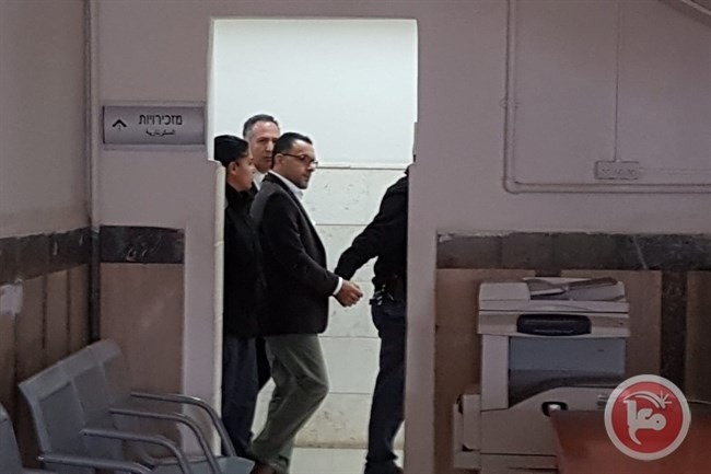 الاحتلال يسلم محافظ القدس قرارا بمنعه من العمل في مكتبه بالرام
