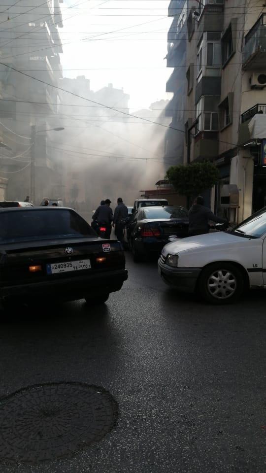التلحيم يشعل حريقا هائل في طرابلس.. جهاز الطوارئ يسعف حالات اختناق