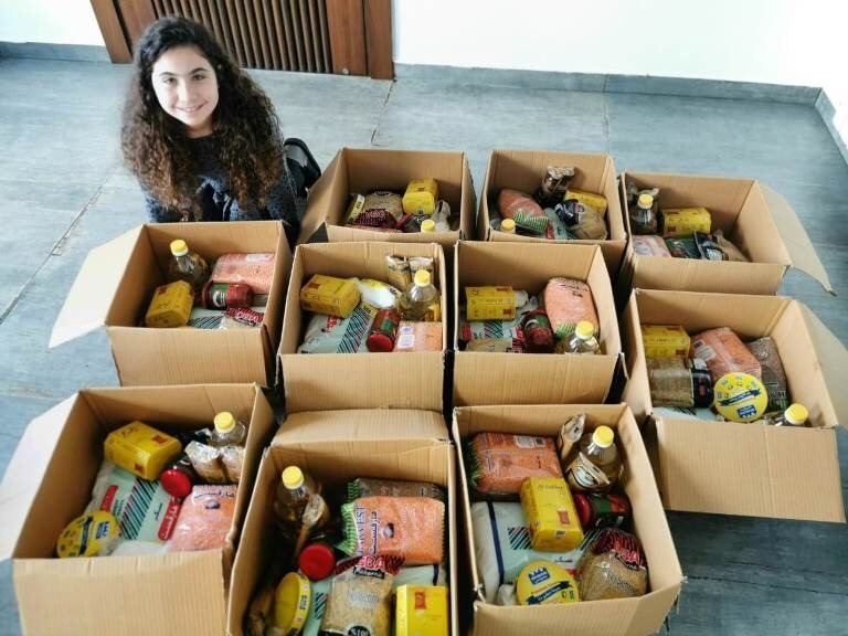 الطفلة "بانا  احمد عكرة" تطلق مبادرة انسانية: بيع الحلويات على "انستغرام".. ومساعدة العائلات