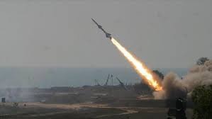 صاروخ ينطلق من غزة ويستهدف منطقة مفتوحة في سديروت.. وصفارات الانذار تدوي