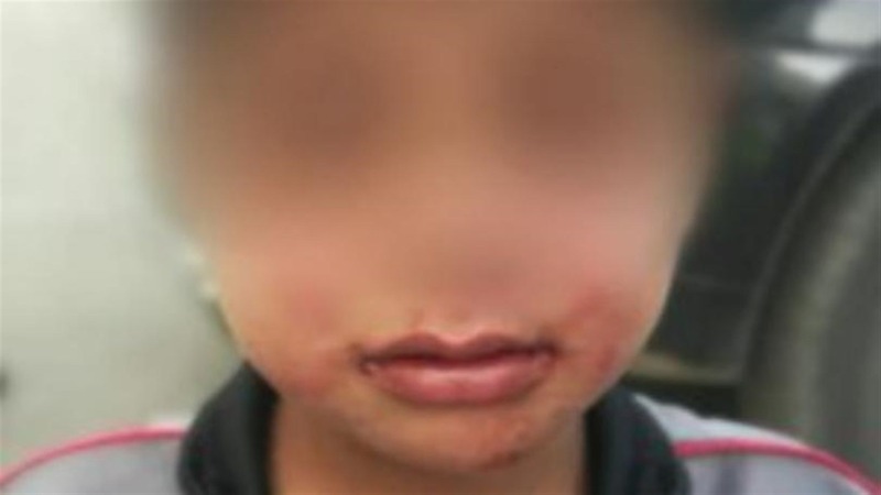 بالصور - انزعج من بكاء طفله ابن الـ3 سنوات فقام بتعنيفه