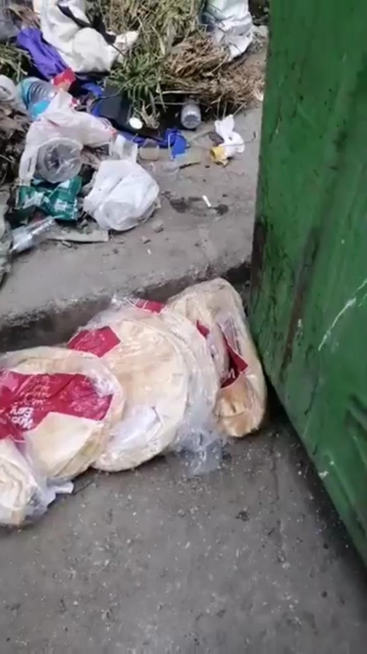 فيديو - "الله  يشهيهم النعمة"... رجل يجد أكياس خبز مرمية  في حاوية نفايات