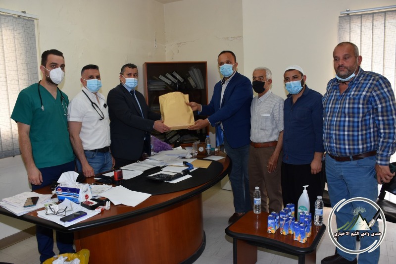 جمعية غسان قنتيس الانسانية تقدم مساعدة مادية للممرضين في مستشفى حاصبيا