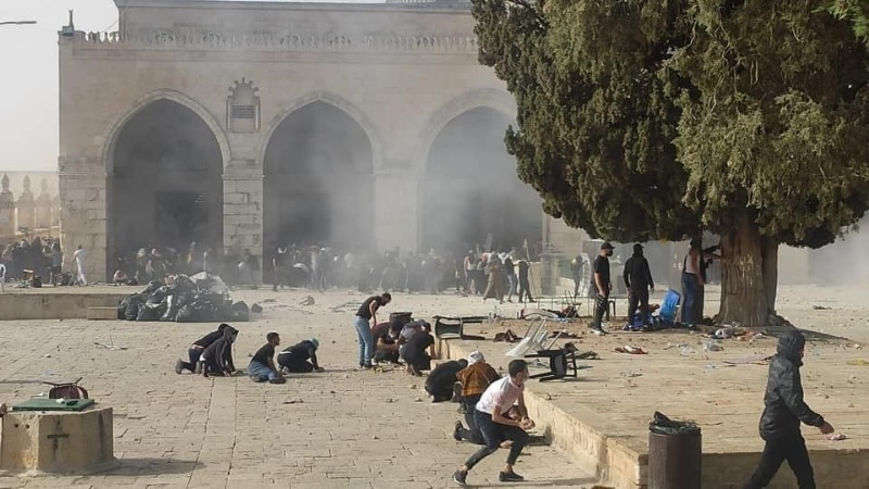 قوات الاحتلال تعتقل عددًا من الشبان عند باب السلسلة خلال اقتحامها للمسجد الأقصى والاعتداء المباشر على المتواجدين فيه