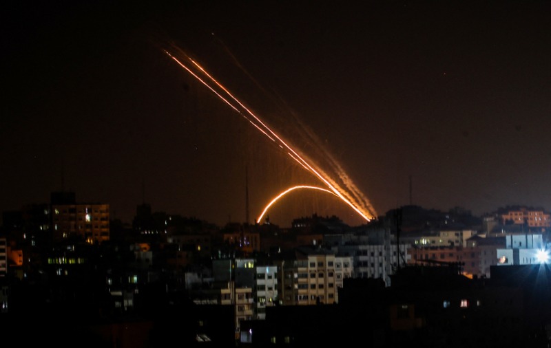 "يديعوت أحرونوت": الصواريخ التي اطلقتها "حمــاس" تجاه القدس أوجدت واقعاً جديدًا لا يمكن لإسرائيل أن تتحمله