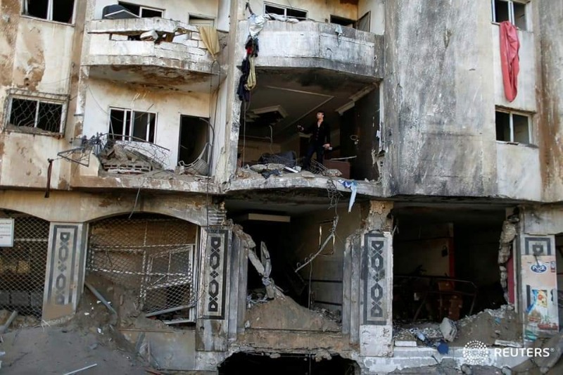 مشاهد لخروج الأهالي بغزة من منازلهم بعد استهدافها من قبل الاحتلال صباح اليوم