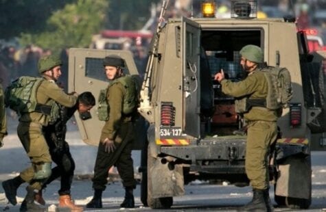 الجيش الإسرائيلي يجد صعوبة بإخلاء الإصابات للآلية العسكرية على حدود غزة من شدة القصف