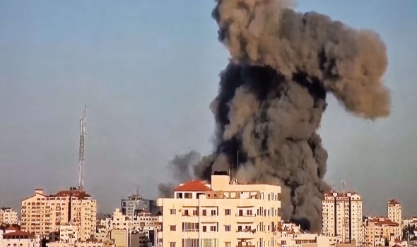 طائرات الاحتلال تقصف للمرة الثانية برج القاهرة جنوبي غربي مدينة غزة