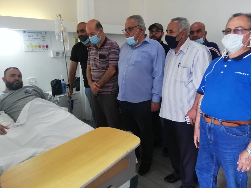 وفد من "الجبهة الديمقراطية" يزور الجريح خضر السن في مستشفى الراعي