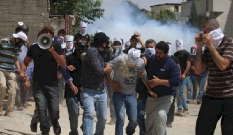 بالفيديو: مواجهات مع الاحتلال على حاجز حوارة جنوب نابلس