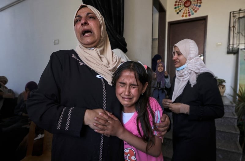 استشهاد سيدة وعشرات الاصابات فجر اليوم الحادي عشر للعدوان على غزة