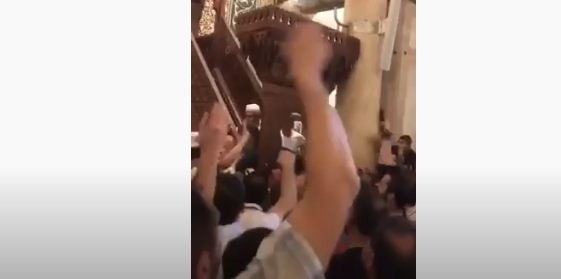 بالفيديو: اعتداء على الشيخ محمد حسين بالأقصى..  وفتح  تعلق على مهاجمته