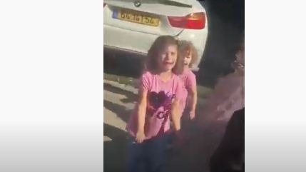 بالفيديو.. الاحتلال يعتقل طفلا واخته الصغرى تبكي : "بخاف توخدو ويطول"
