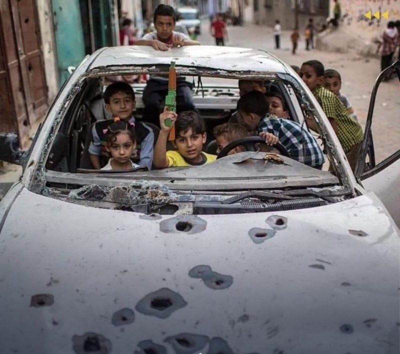 صورة اليوم بعنوان: "أطفال غزة... يصنعون من الدمار السعادة"