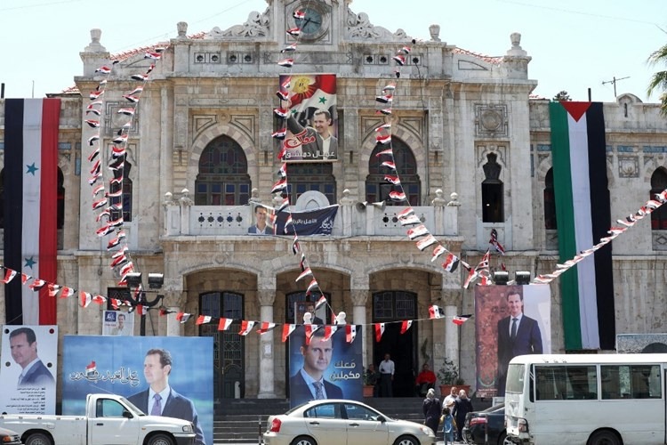 السوريون يدلون بأصواتهم بعد فتح مراكز الاقتراع في الانتخابات الرئاسية