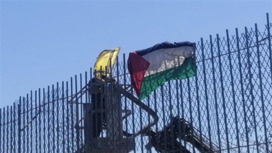 بالصّورة: القوات الإسرائيلية تنزع الأعلام عن السياج الشائك على الحدود