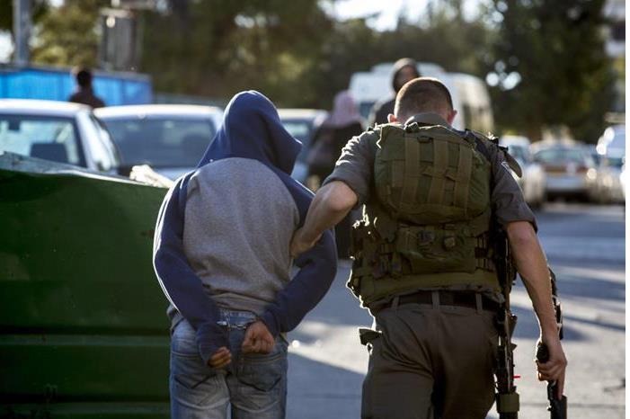 الاحتلال يعتقل فتى مصابا من العيسوية