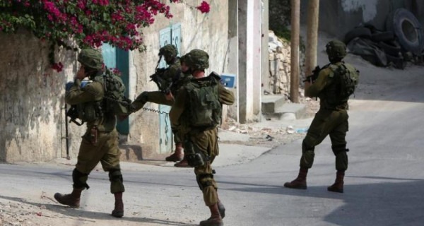 الاحتلال يشن حملة اعتقالات ومداهمات في مناطق الضفة الغربية