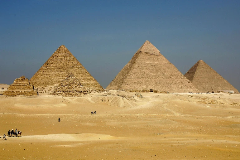 من بنى الأهرامات المصرية؟