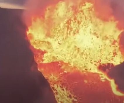 بالفيديو: طائرة تسقط داخل فوهة بركان .. لحظة توثيقها خروج الحمم
