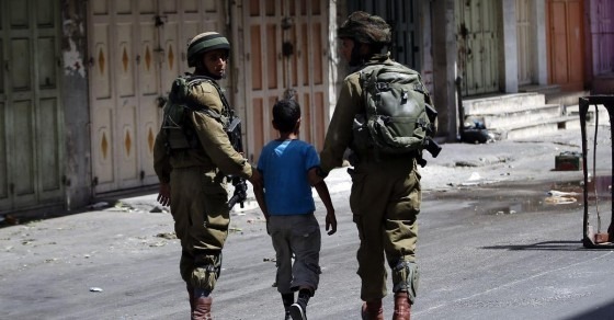 الاحتلال يحتجز طفلا ويحقق معه ميدانياً أثناء عودته من المدرسة