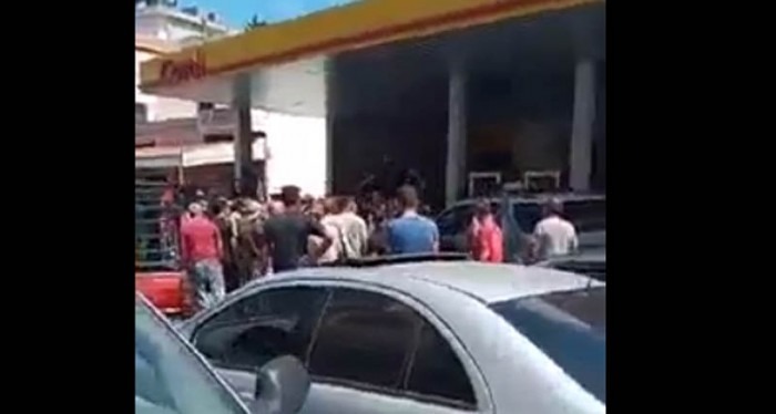 فيديو - إشكال في أحد محطات لبيع البنزين في بلدة أنصار جنوب لبنان تخلله اطلاق نار