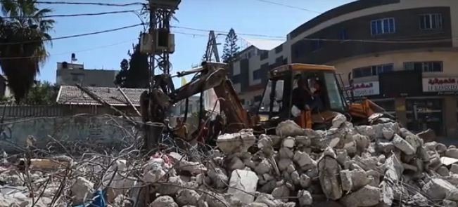 بالفيديو: الفلسطينيون يعيدون تدوير مواد البناء من ركام غزة