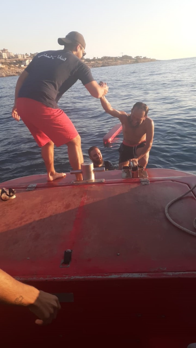 وحدة الانقاذ البحري عثرت على مفقود مقابل شاطئ الدامور وهو بصحة جيدة