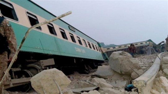 30 قتيلاً على الأقل في حادث تصادم قطارين في باكستان