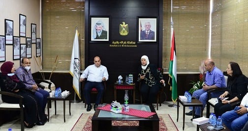 د. غنام تسلم عائلة الشهيد مهند الحلبي "30 ألف دينار أردني" مقدمة من الرئيس عباس
