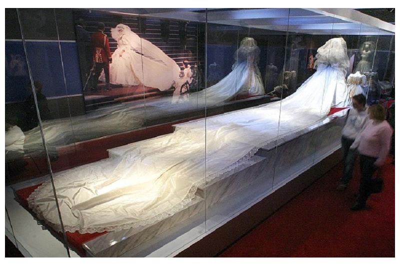 ثوب زفاف الأميرة ديانا يتألق في معرض بلندن