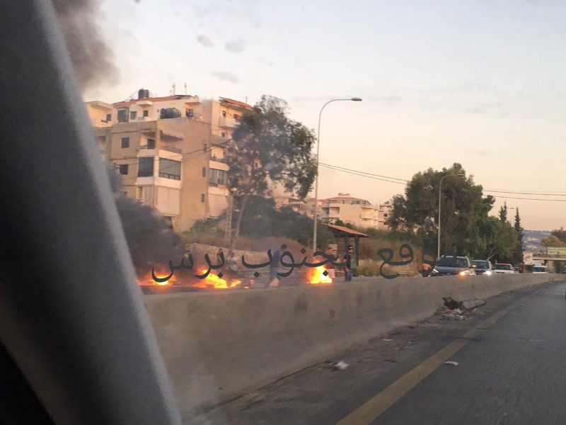 قطع طرقات في لبنان.. احتجاجا على الاوضاع المعيشية