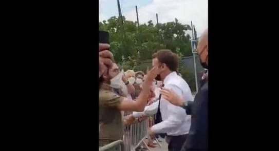 بالفيديو: ماكرون يتلقى صفعة مباشرة من شاب.. والشرطة تعتقل المعتدي