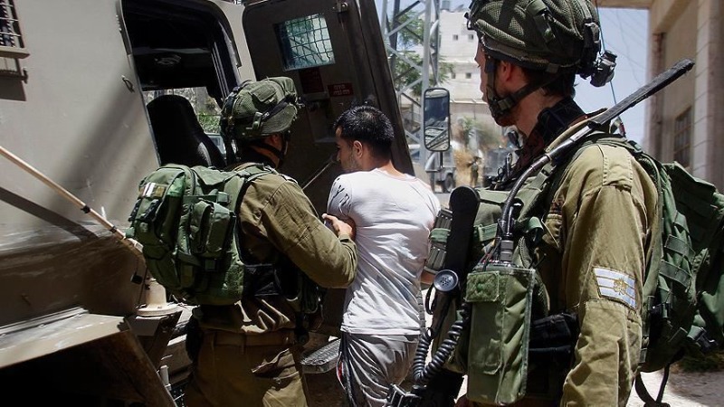 الاحتلال يعتقل 10 مواطنين من مناطق متفرقة بالضفة