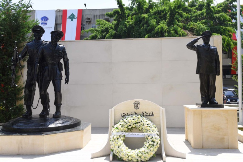 بمناسبة الذكرى الـ160 لتأسيس قوى الأمن... اللواء عثمان يضع إكليلا من الزهر على نصب الشهداء في ثكنة المقرّ العام
