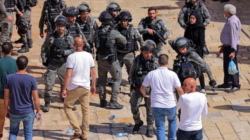 قوات الاحتلال تعتدي بوحشية على الفلسطينيين في باب العمود