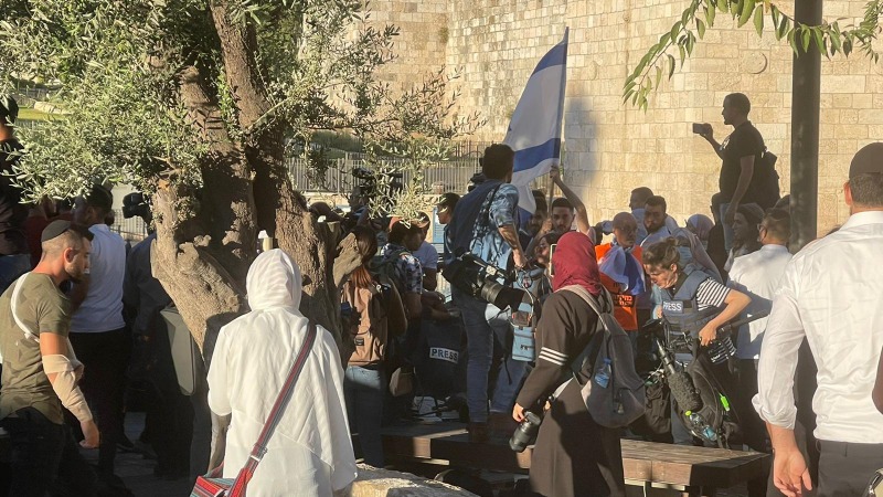 بالصور: مستوطنون يعتدون على الصحفيين الفلسطينيين في باب العامود