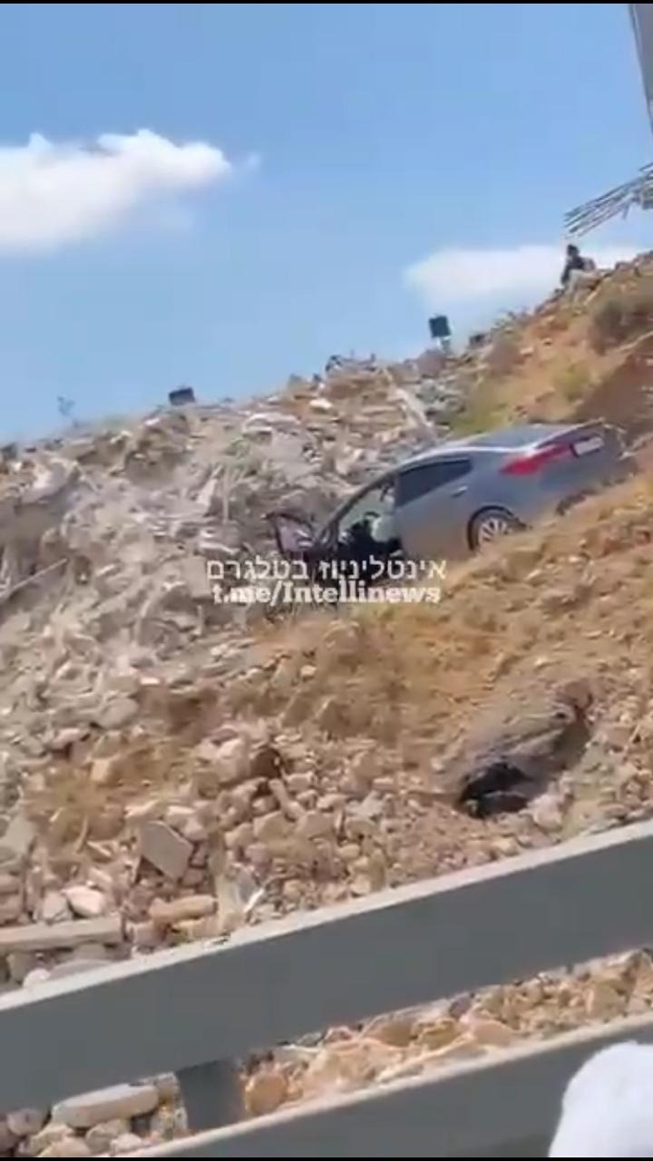 فيديو - قوات الاحتلال الإسرائيلي تطلق النار على سيدة فلسطينية قرب حزما شمالي القدس بزعم تنفيذها عملية طعن ودهس
