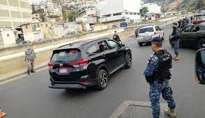 القوى الأمنية تقفل بعض الطرقات الرئيسية في بيروت وتحوّل السير إلى الطرق الفرعية