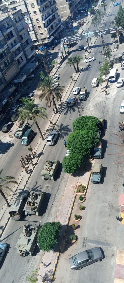 انتشار للجيش اللبناني في منطقة البداوي ولا تزال الطريق مقطوعة حتى الساعة وتم تحويل السير الى الطريق البحرية امام السيارات