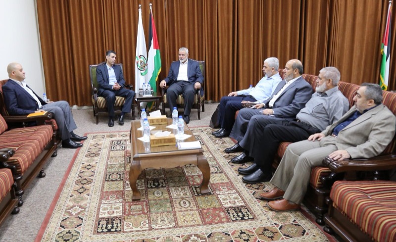 في سرية تامة وتكتم .. بدء مفاوضات غير مباشرة بين حماس والاحتلال في القاهرة