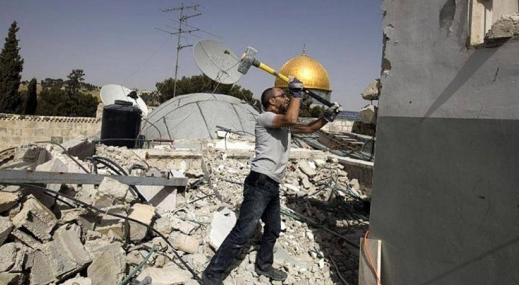 الاحتلال الإسرائيلي يجبر مقدسيا على هدم منشأته في المكبر