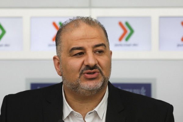"القناة 11": منصور عباس سيوافق كما يبدو على إقرار تمديد مشروع "قانون لم الشمل"