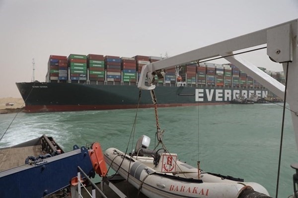 "اتفاق مبدئي" على التعويضات بين قناة السويس وسفينة "إيفر غيفن"